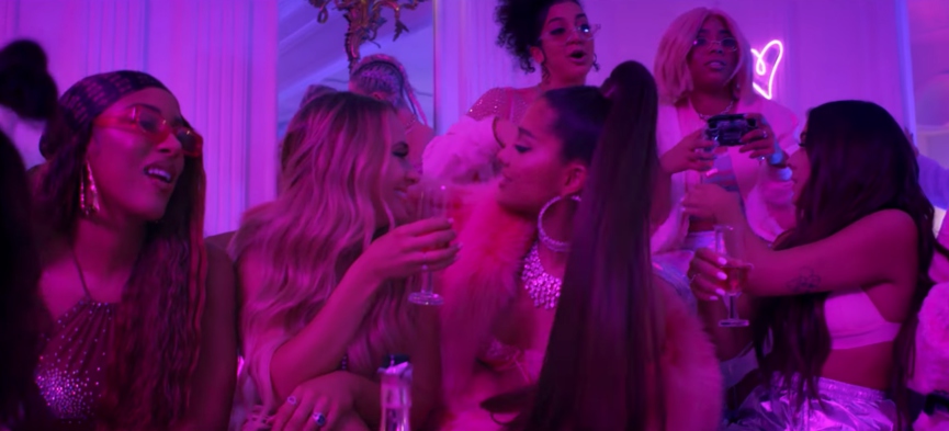 Кадр из клипа Арианы Гранде «7 rings»