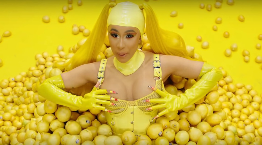 Кадр из клипа «Clout»