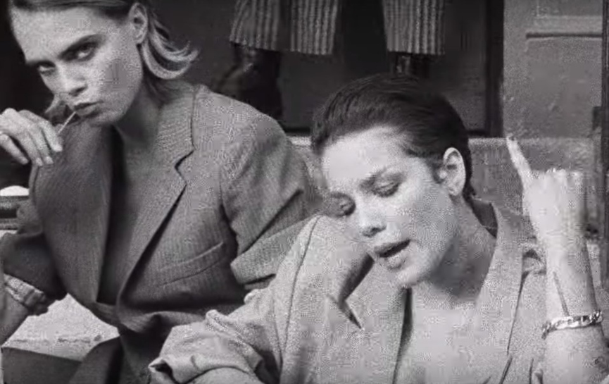 «Костюмный дуэт» с Карой ДелевиньКадр из клипа