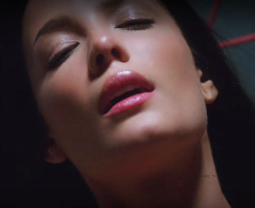 Возвращение тренда из нулевых - блеска для губ​Кадр из клипа