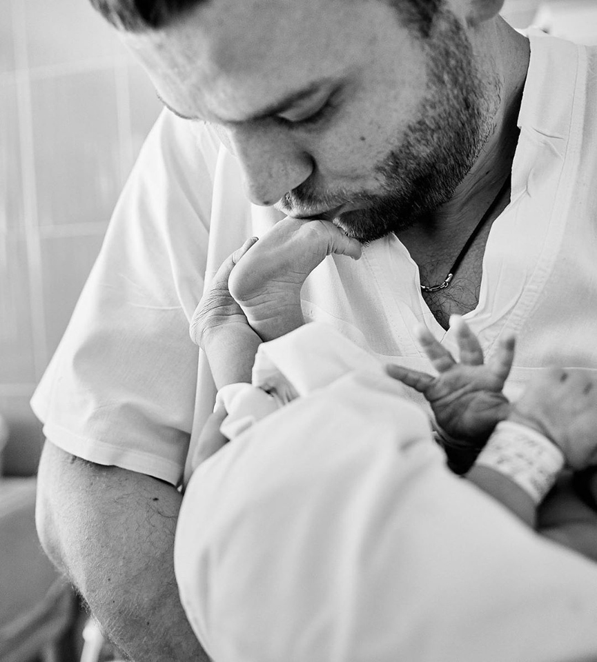 И Макс Корж, целующий ихФото: Instagram