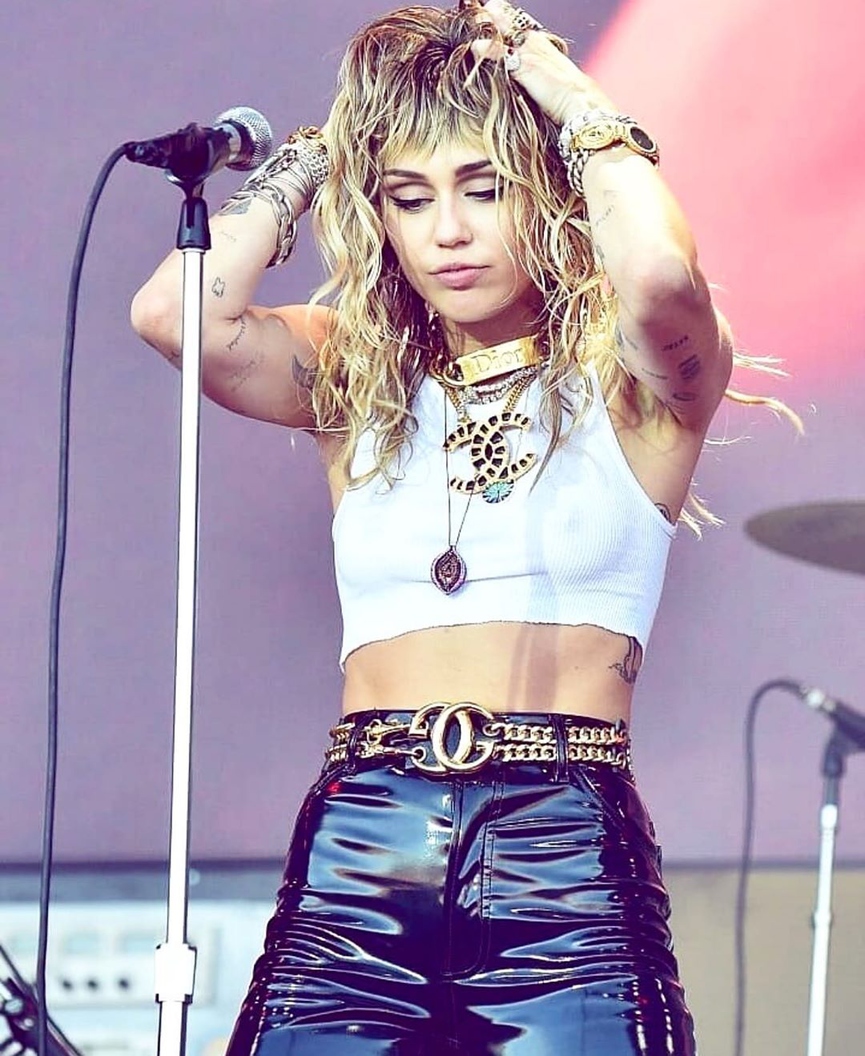 Майли Сайрус и многослойность аксессуаров​​Фото: Instagram