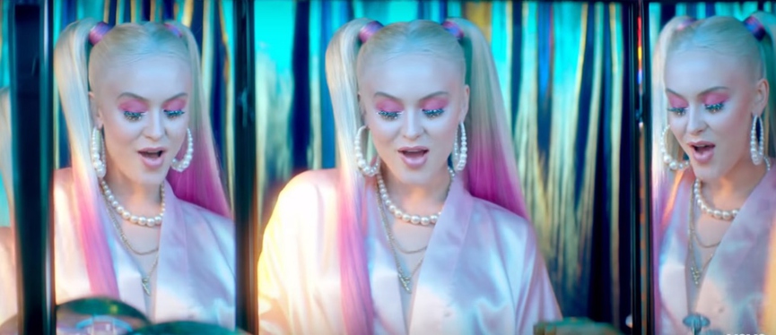 Неоновое окрашивание и небольшая отсылка к Харли Квинн​Фото: кадр из видео