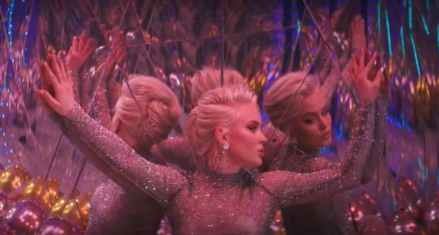 Универсальная причёска для выхода в светФото: кадр из видео