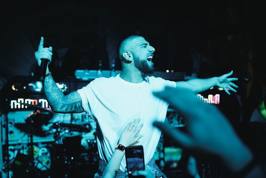Артём Качер на ТНТ MUSIC PARTY​Фото: Гастроквартал Заварка