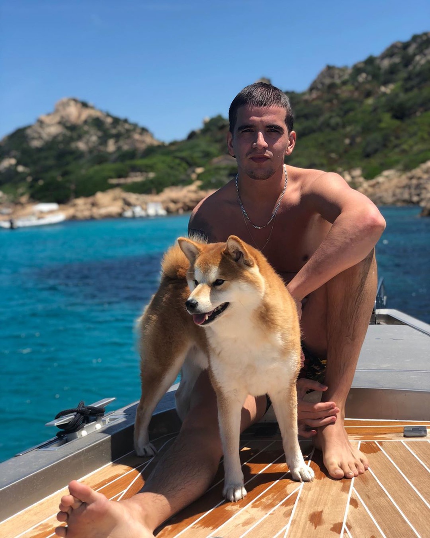 Федя отдыхает вместе со своей девушкой Сашей Новиковой и её пёсиком​Фото: Instagram