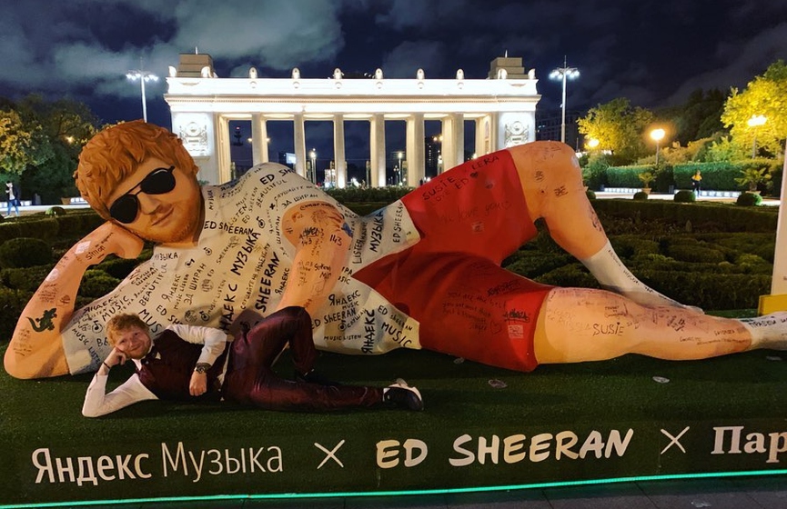 Эд Ширан и его пятиметровая копия в Парке ГорькогоФото: Instagram