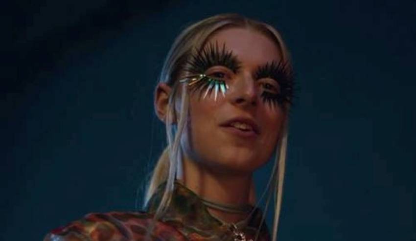 Футуристичный лук ДжулсКадр из сериала «Эйфория» / HBO