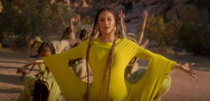 Эффектный образ Бейонсе в горчичных тонах​Кадр из клипа