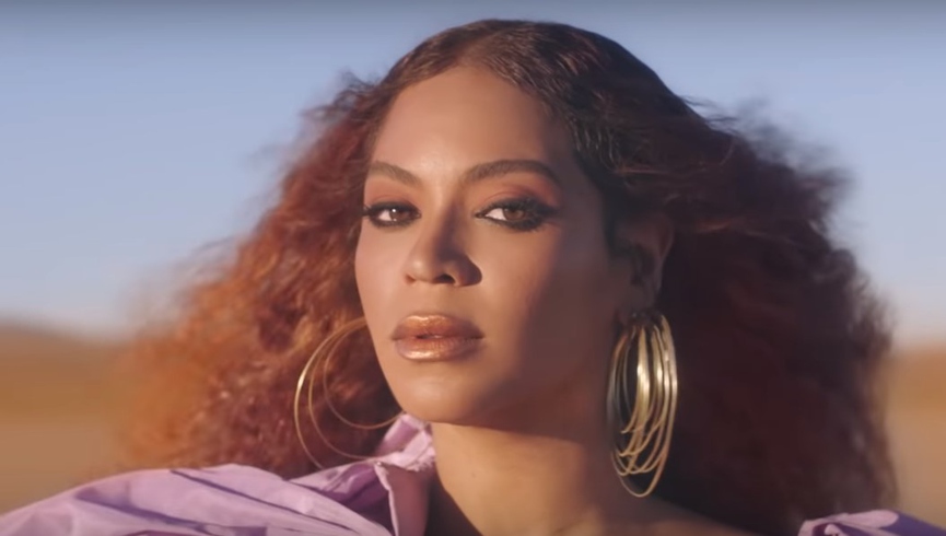 Традиционные племенные украшения превращаются в современный трендКадр из клипа