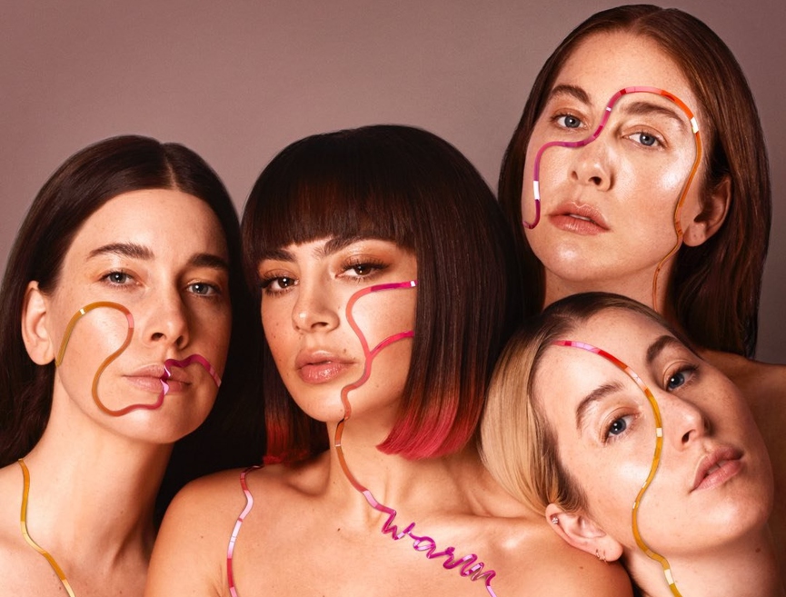 Charli XCX и сёстры Хайм​Фото: Instagram