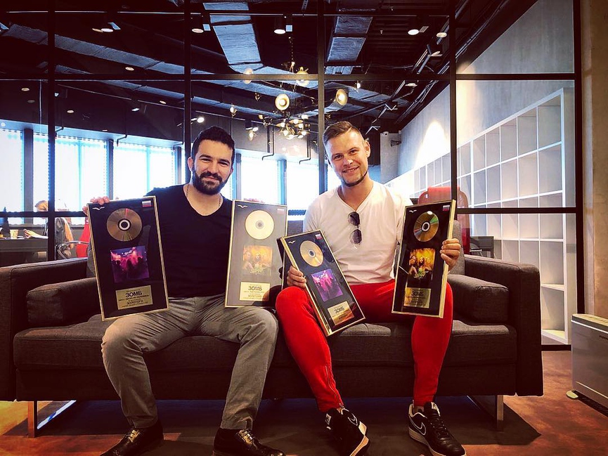 Зомб и Bahh Tee с золотыми дисками​Фото: Instagram