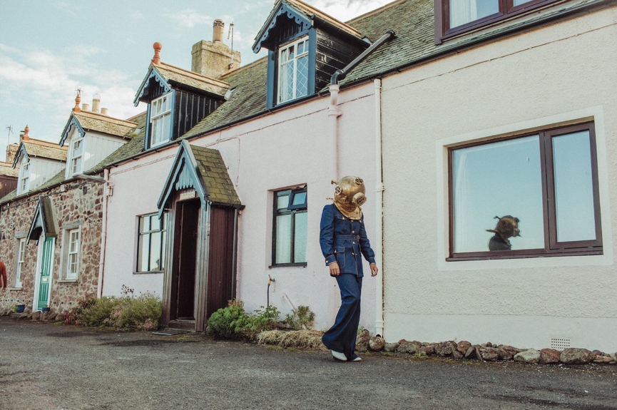 Гарри Стайлс​Фото: промокадр к клипу «Adore You»