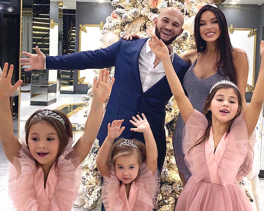 Джиган, Оксана Самойлова и их дочери​Фото: Instagram