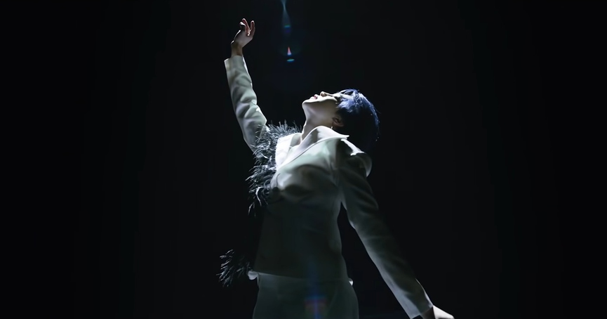 Кадр из клипа: BTS - «Black Swan»