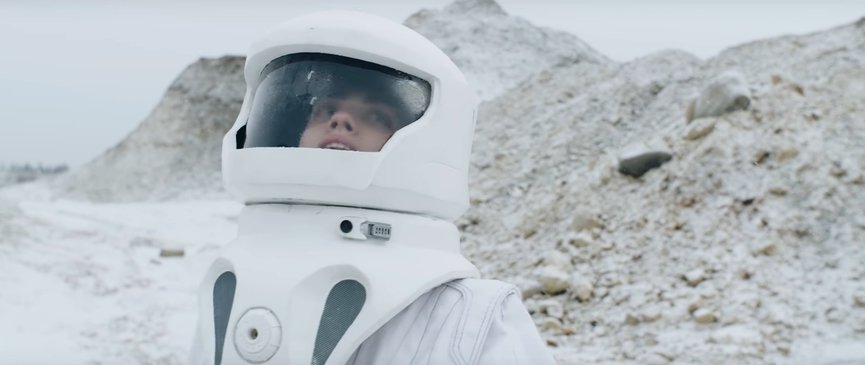 Кадр из клипа: Тайпан & Agunda – «Луна не знает пути»