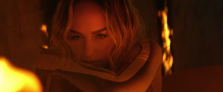 Кадр из клипа: Мари Краймбрери – «Пряталась в ванной»