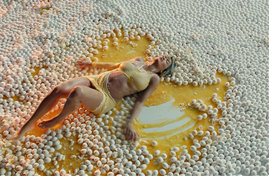 Кадр из клипа: Rita Ora – «How To Be Lonely»