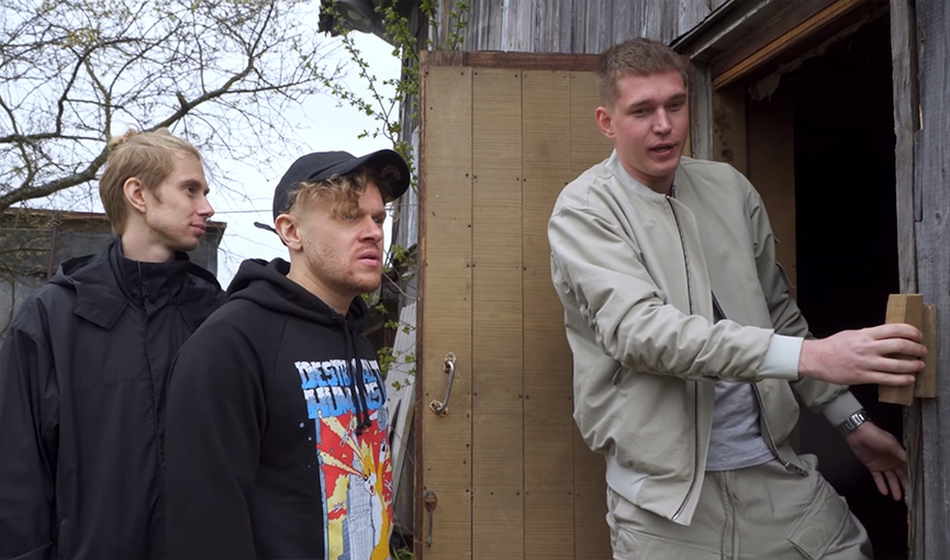 Ресторатор показывает участок, где будет сниматься реалити-шоуФото: кадр из видео