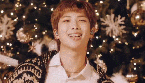 Видео дня: BTS спели рождественскую песню «Santa Claus Is Comin' To Town»