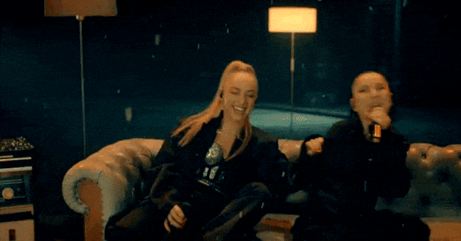 Видео дня: Мари Краймбрери и Ёлка создают «Новогодний вайб»