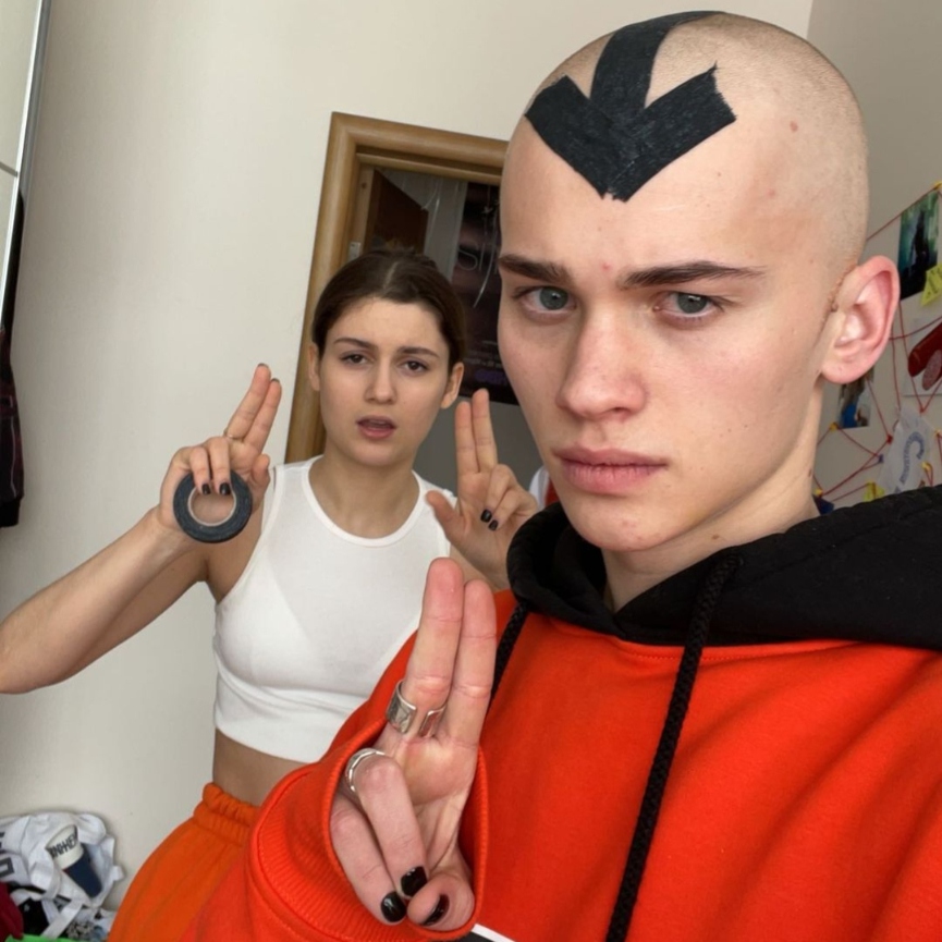 Даня Милохин в образе аватара Аанга и Лиана Сулейманова​Фото: Instagram