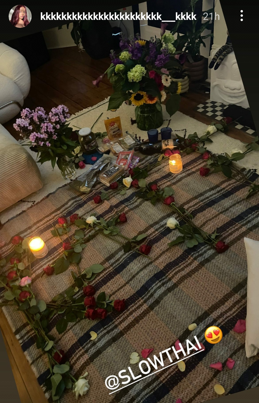 Кадры дня: slowthai накормил Катю Кищук русской едой