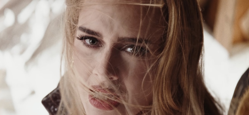 АдельКадр из клипа «Easy On Me»