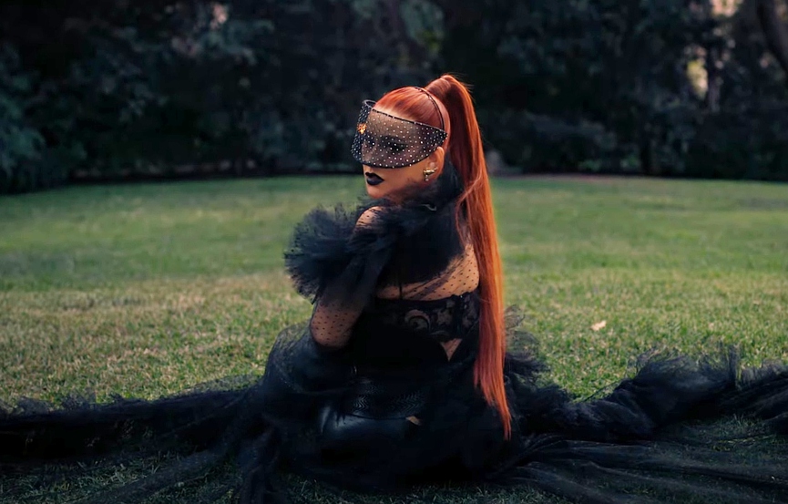 Кристина АгилераКадр из клипа «Somos Nada»