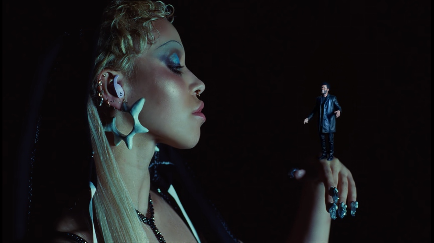 Кадр из клипа «Tears In The Club» 