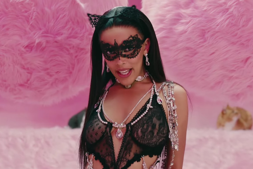 Кадр из клипа «Freaky Deaky»