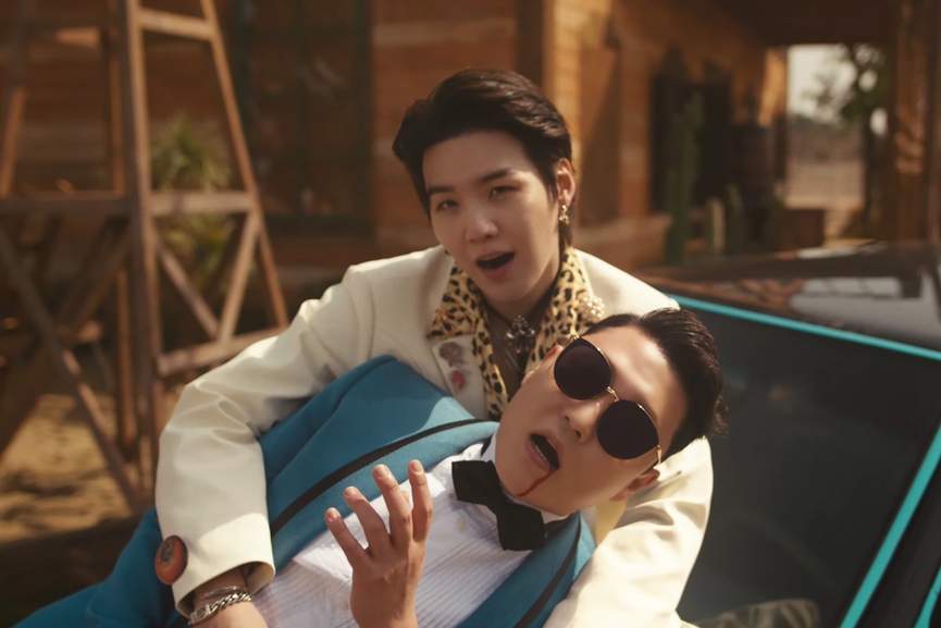 Psy и Шуга​Кадр из клипа «That That»