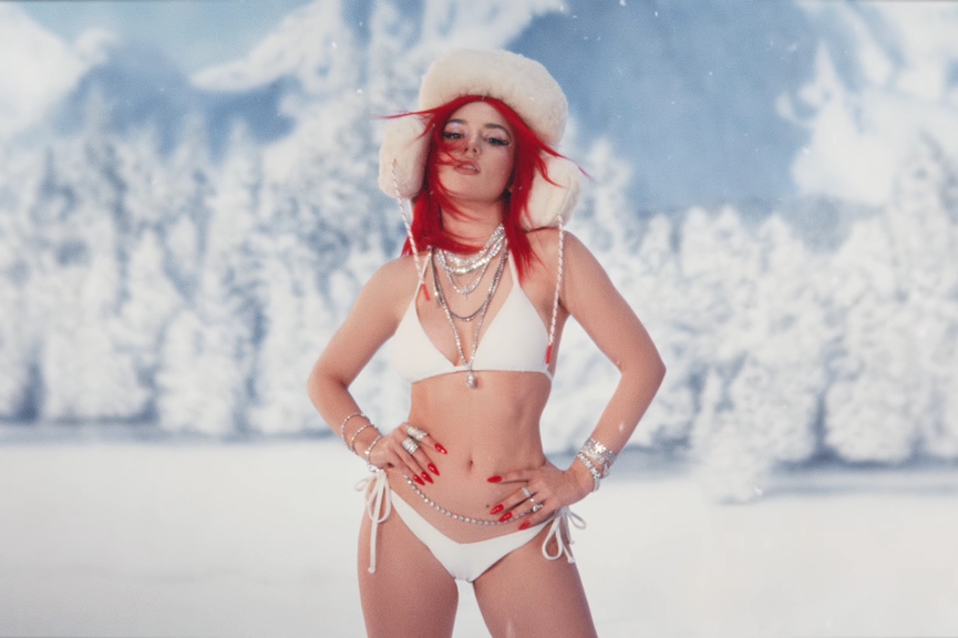 Эйва МаксКадр из клипа «Maybe You're The Problem»