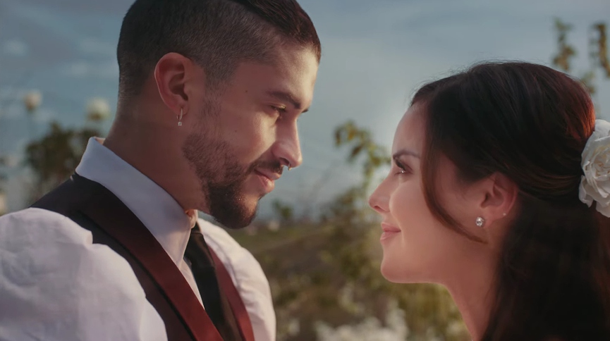 Bad Bunny и Габриэла Берлингери​Фото: кадр из клипа