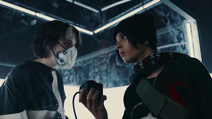 Карина и Slava Marlow в клипе «Ты горишь как огонь»